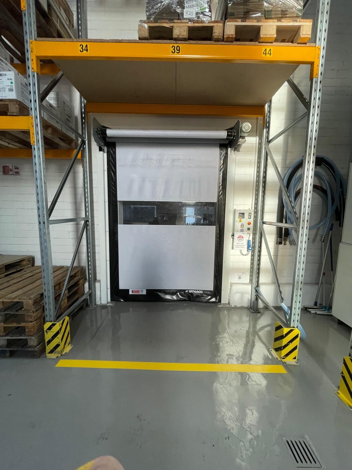Gelbe Haltelinie vor einem Schnelllauftor – Basic GmbH, Servicegebiet Hamburg