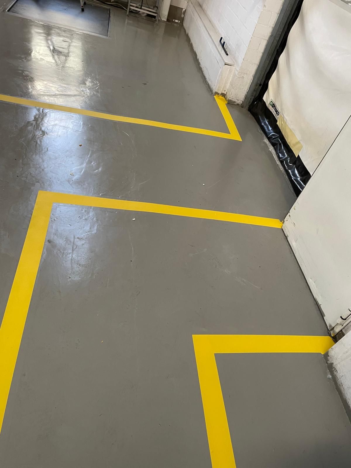Bodenbeschichtung mit Markierung in einer Halle – Basic GmbH, Servicegebiet Hamburg