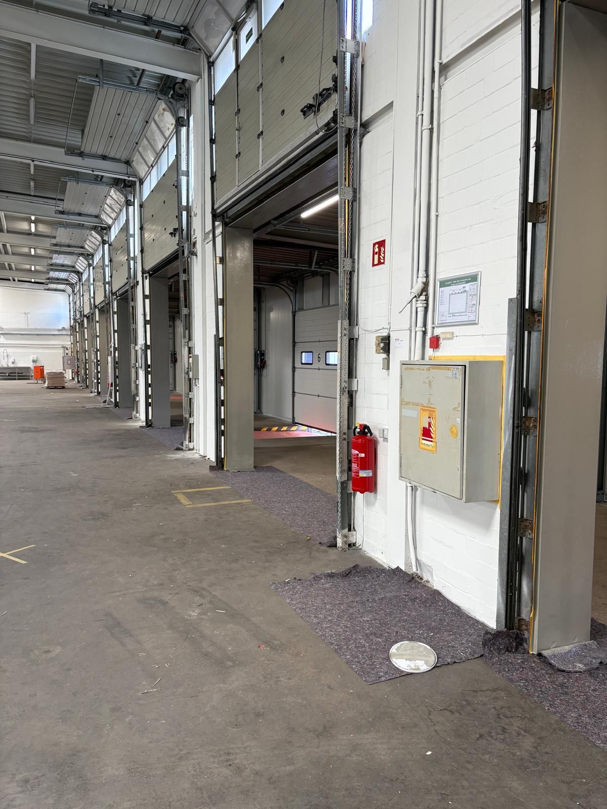 Bodenbeschichtung mit Markierung in einer Halle – Basic GmbH, Servicegebiet Hamburg