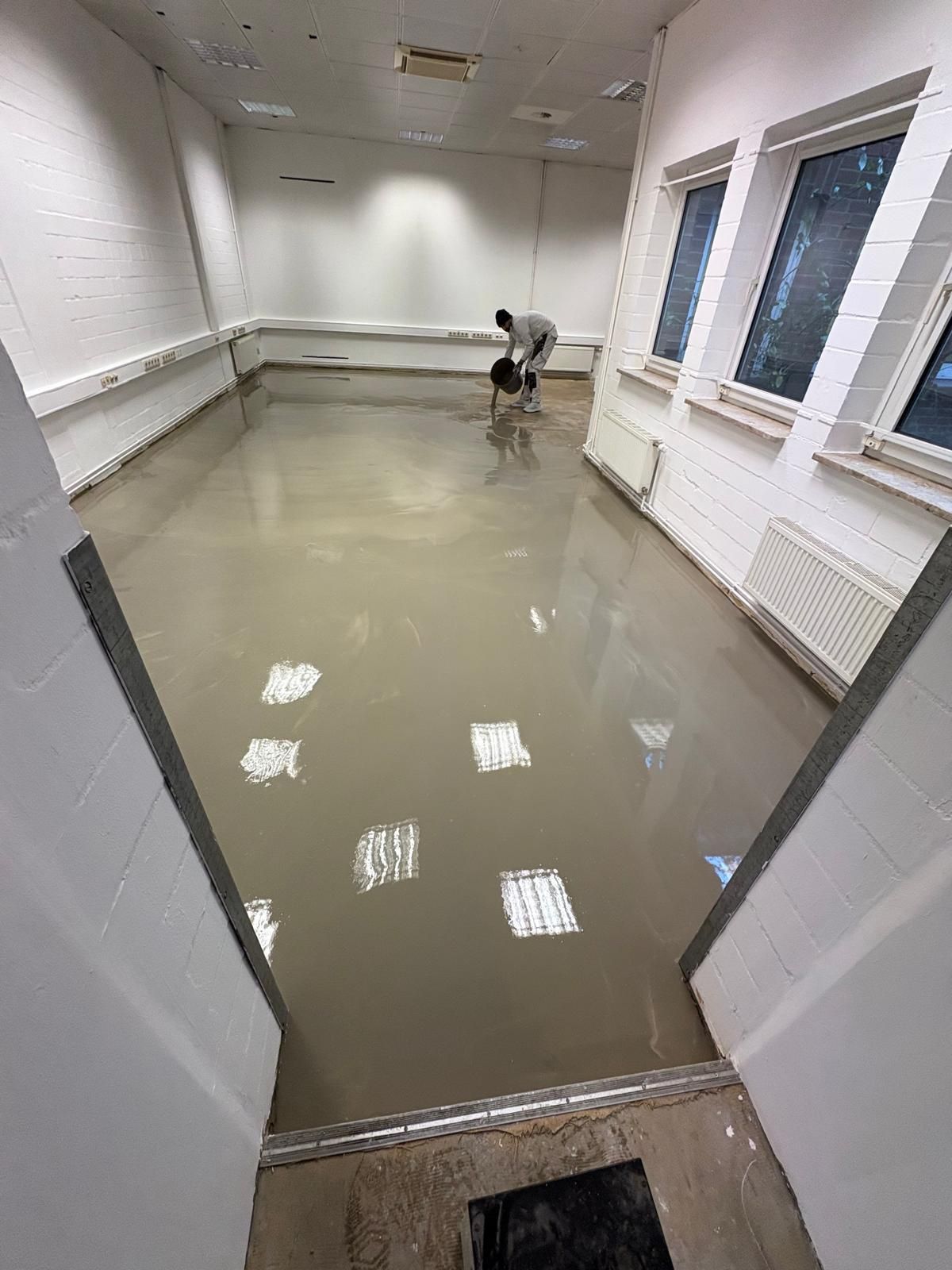 Frisch gegossene Ausgleichsmasse in einem Büroraum – Basic GmbH, Servicegebiet Hamburg