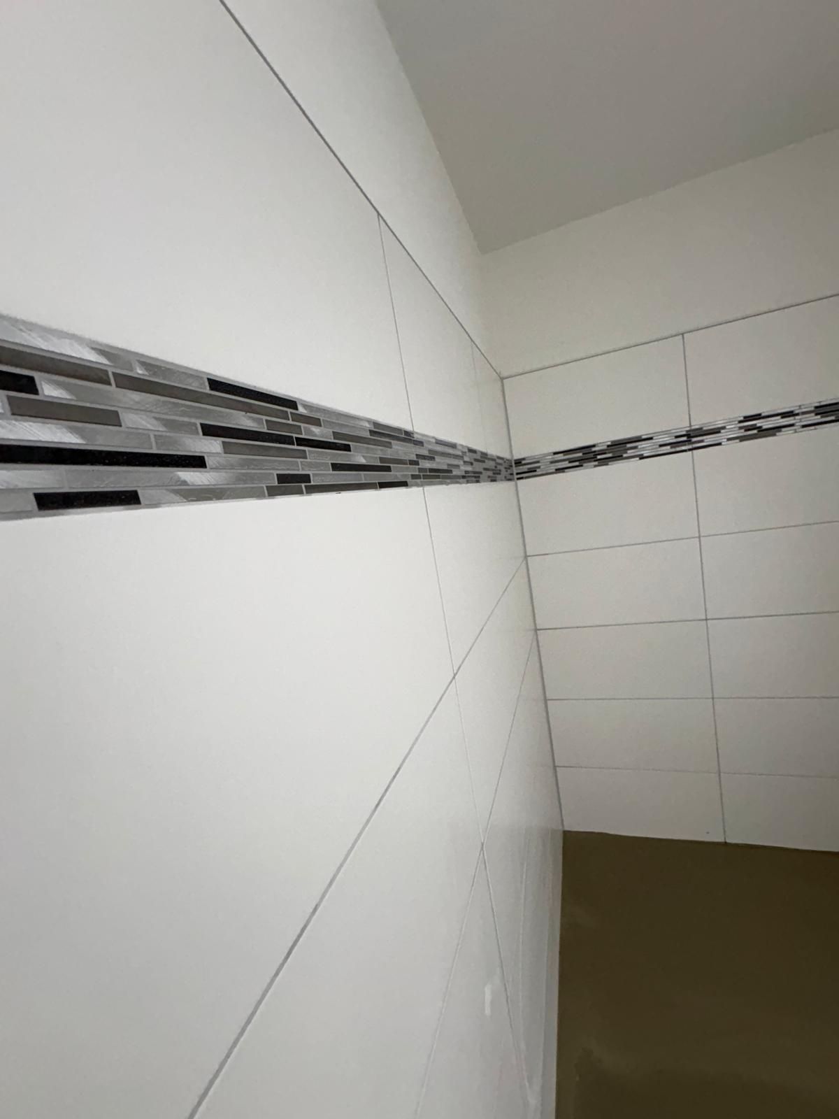 Wand- und Bodenfliesen in einem Gewerberaum – Basic GmbH, Servicegebiet Hamburg