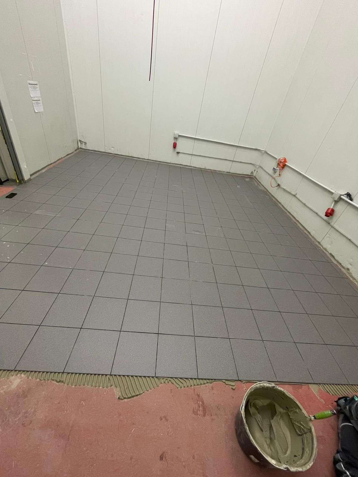 Wand- und Bodenfliesen in einem Gewerberaum – Basic GmbH, Servicegebiet Hamburg
