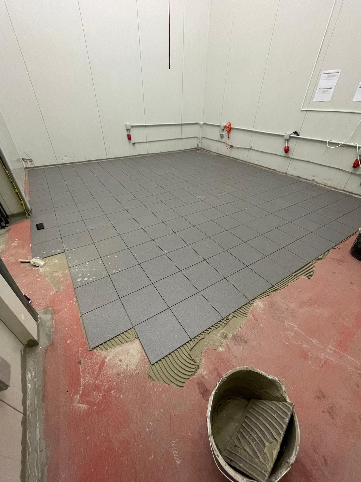Wand- und Bodenfliesen in einem Gewerberaum – Basic GmbH, Servicegebiet Hamburg