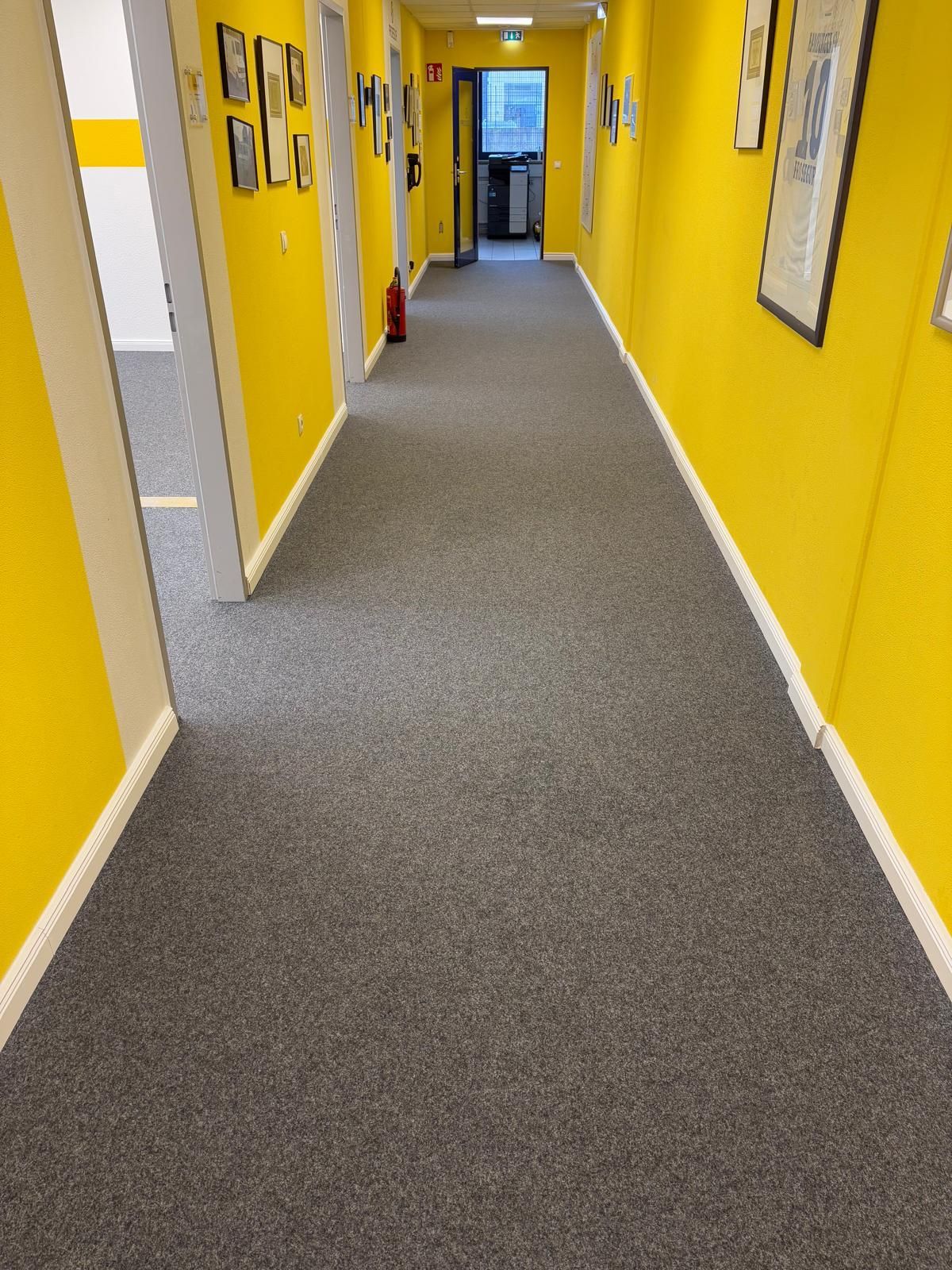 Gestrichener Flur in einem Bürogebäude – Basic GmbH, Servicegebiet Hamburg
