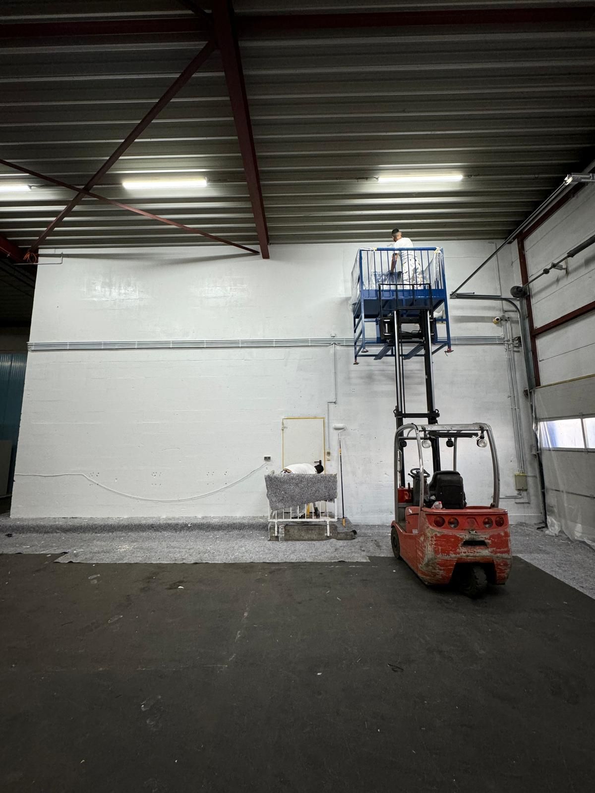 Malerarbeiten an einer Hallenwand – Basic GmbH, Servicegebiet Hamburg