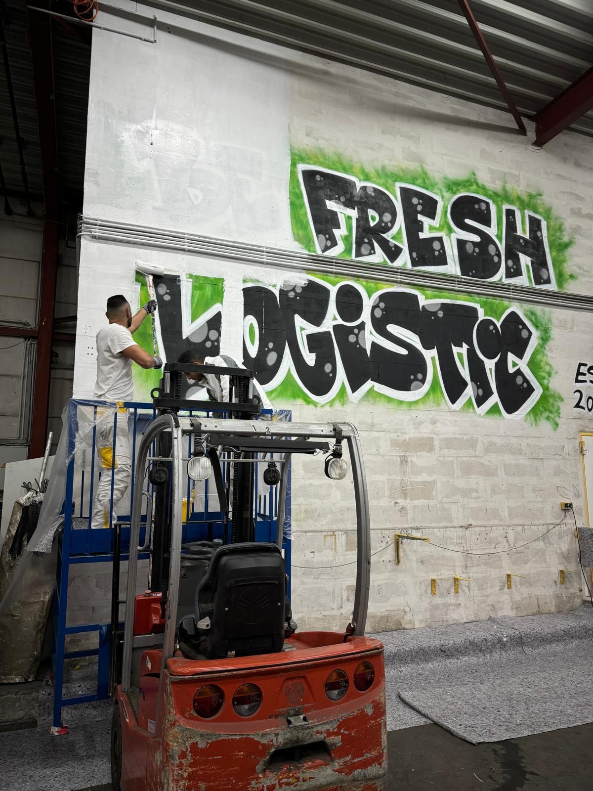 Malerarbeiten an einer Hallenwand – Basic GmbH, Servicegebiet Hamburg