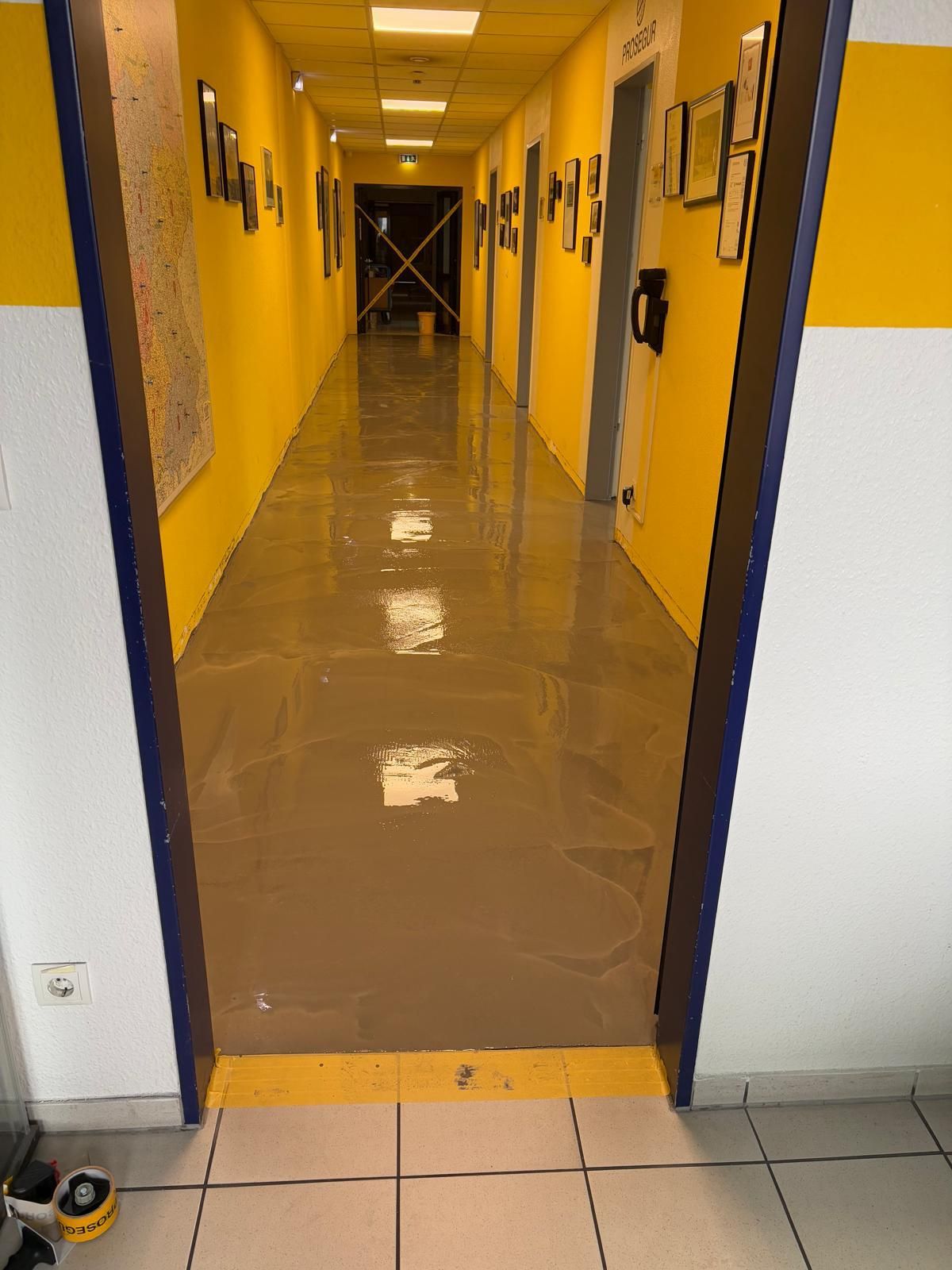 Gestrichener Flur in einem Bürogebäude – Basic GmbH, Servicegebiet Hamburg