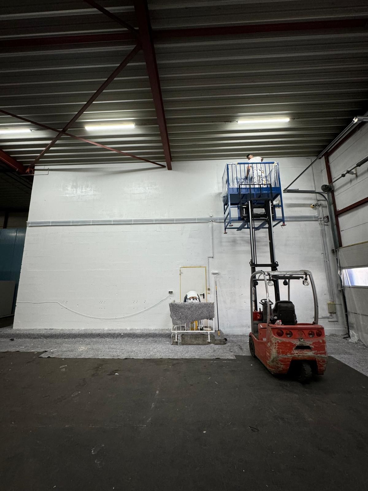Malerarbeiten an einer Hallenwand – Basic GmbH, Servicegebiet Hamburg
