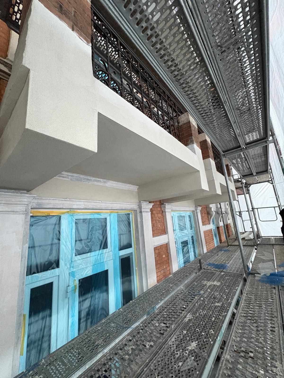 Fassade mit neuem Putz am Gerüst – Basic GmbH, Servicegebiet Hamburg